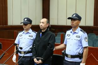 奥尔班：维尼修斯掐我脖子缺乏尊重，但裁判没有勇气罚下他